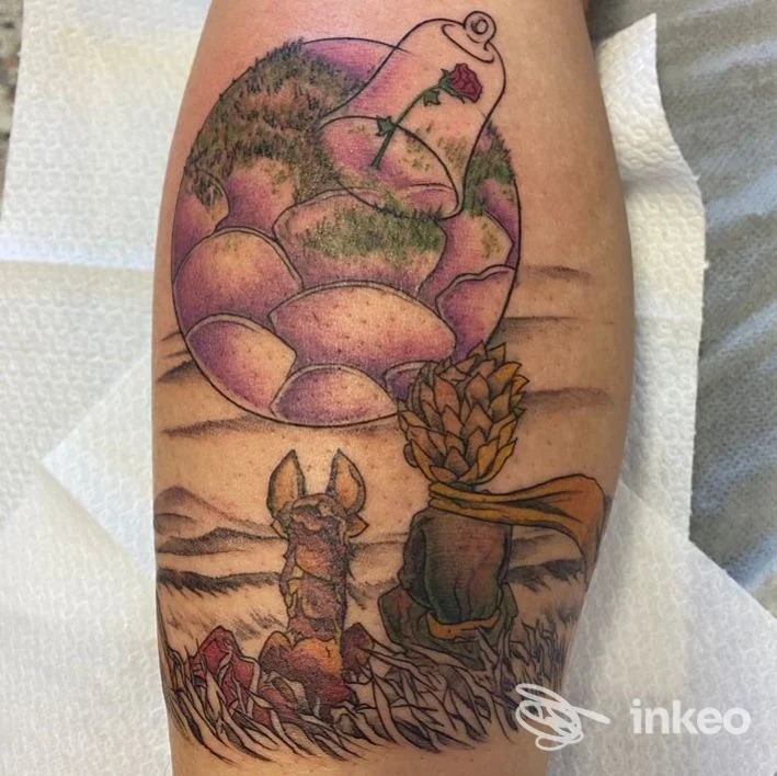 Tatuaggio colorato su gamba raffigurante un globo violetto, una campana con rosa e due figure in campo erboso. Dragonfly Tattoo, Spinea.