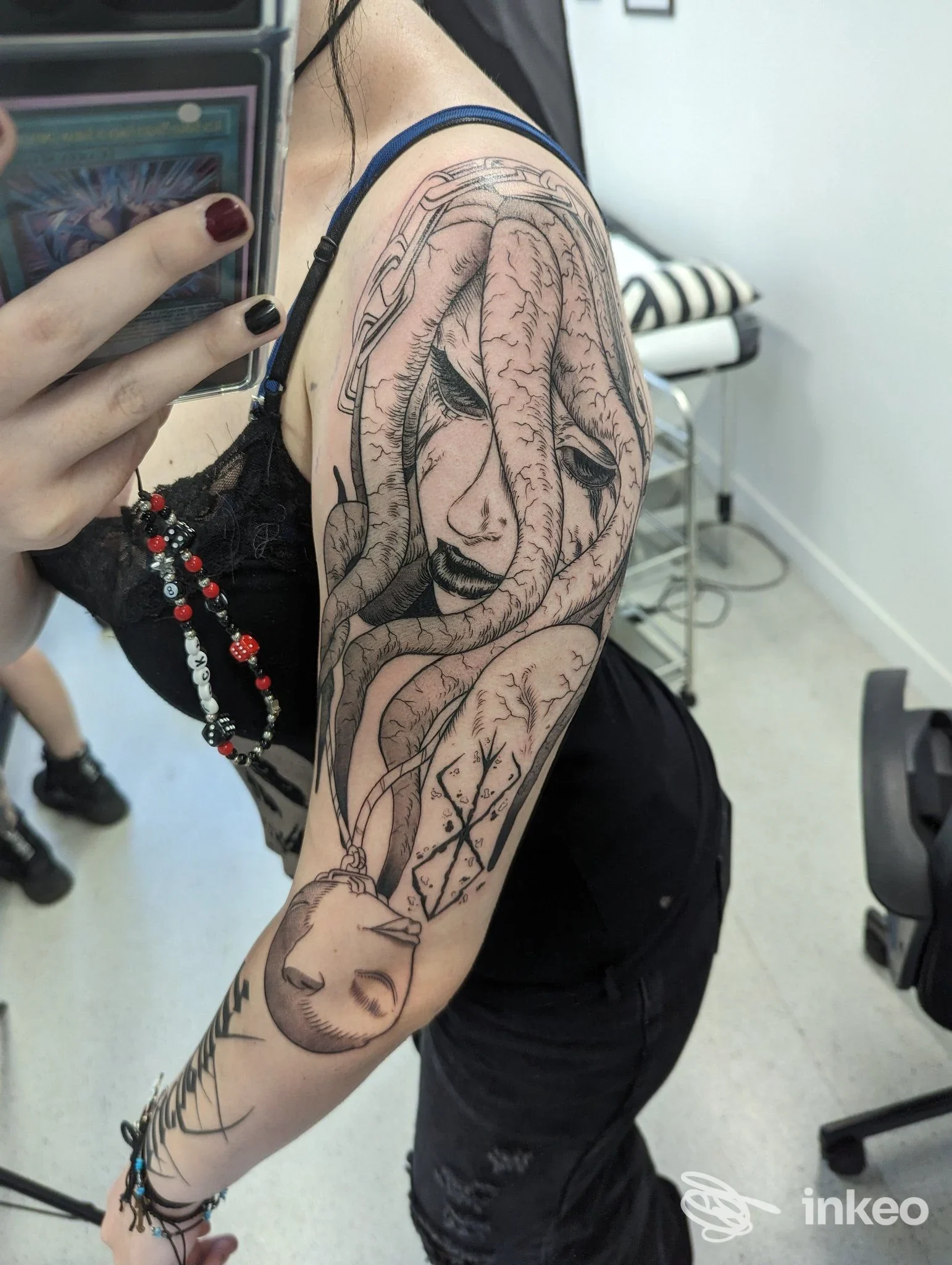 Fotografia di un tatuaggio in bianco e nero su braccio e spalla, scattata nello studio Gravè de noir Tattoo Studio a Padova.