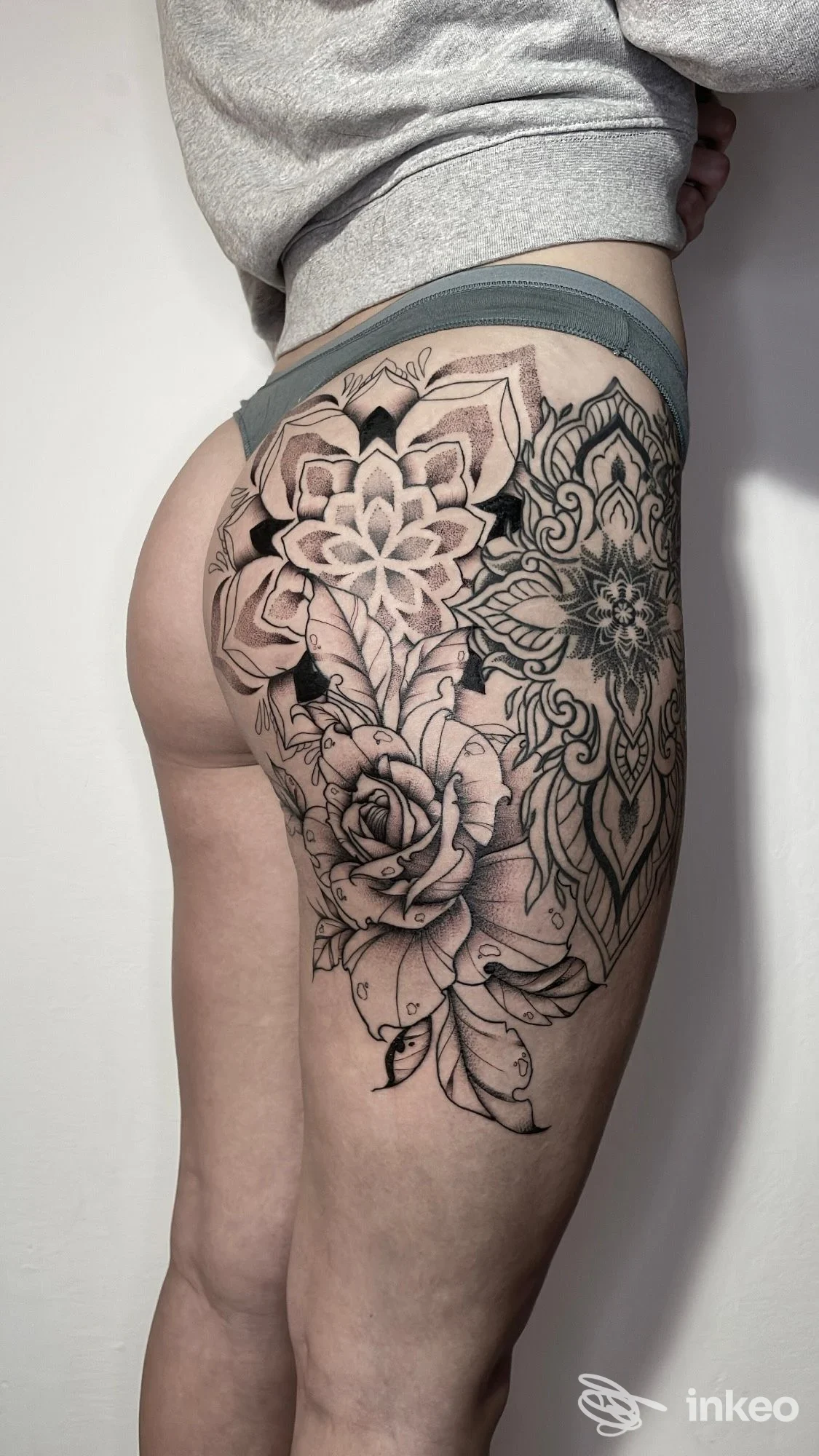 Grande tatuaggio nero/grigio floreale e ornamentale su fianco e coscia, foto condivisa da Gravè de noir Tattoo Studio a Padova.