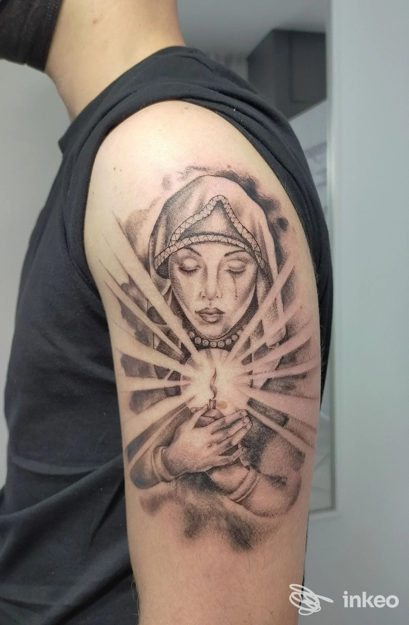 Tatuaggio black & grey raffigurante figura femminile sul braccio, immagine fornita da ImmaginArti Tattoo, Isola Vicentina.