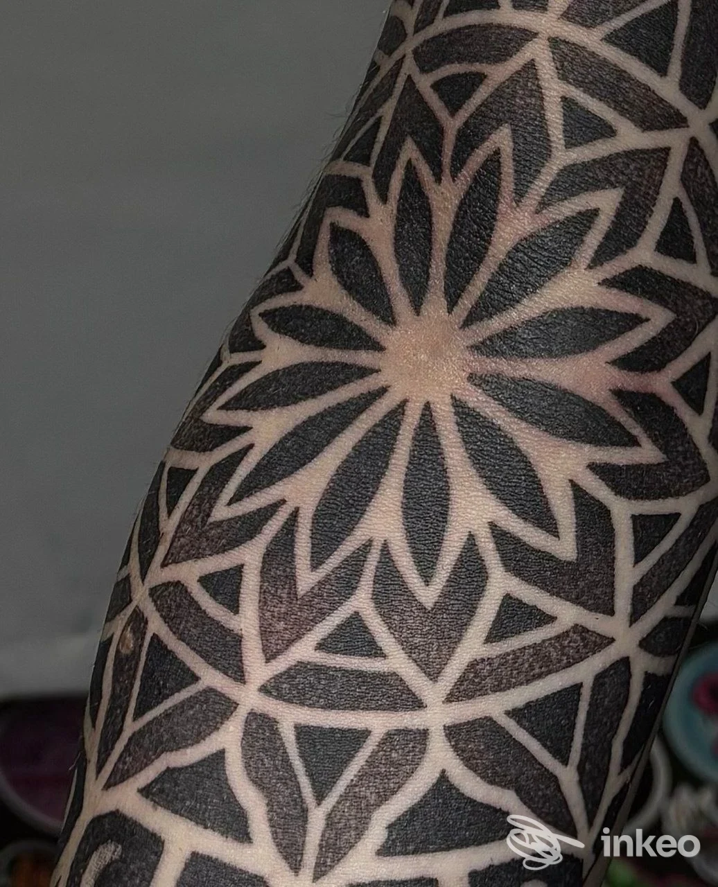 Tatuaggio blackwork geometrico su avambraccio, In Dreams Tattoo, Montebelluna.