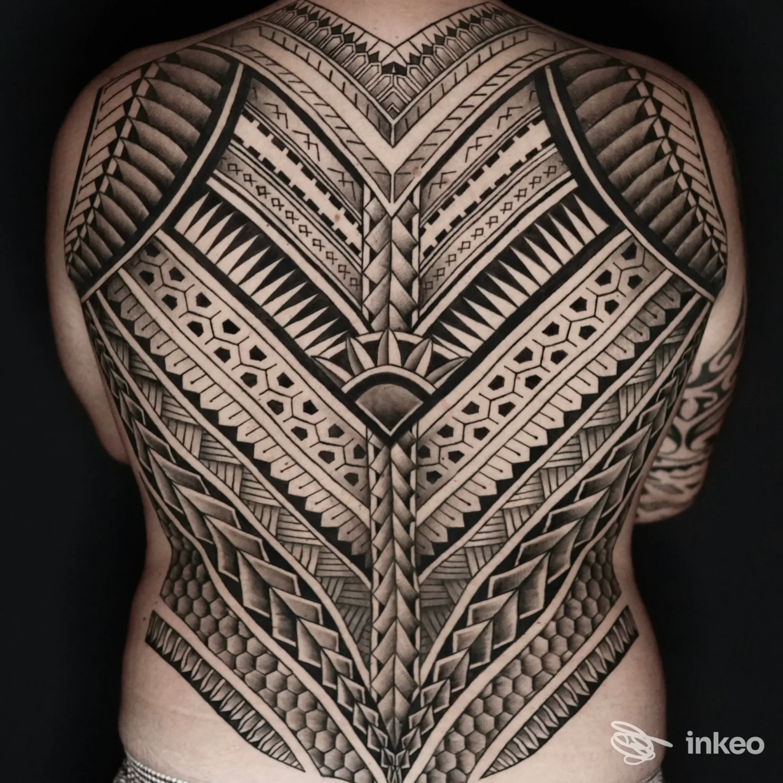 Ampio tatuaggio tribale/geometrico sulla schiena eseguito da LA TATUERIA, Cittadella, mostrato in una foto ravvicinata.