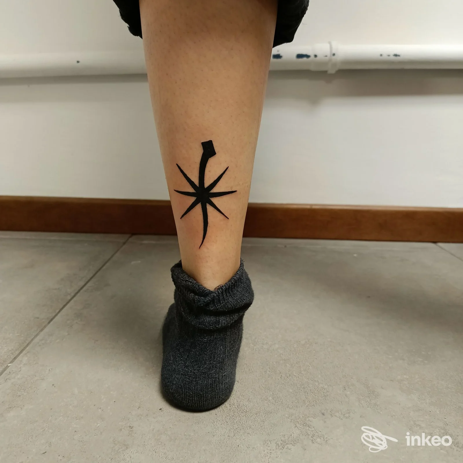 Tatuaggio blackwork sul polpaccio con motivo stellato in pieno nero, fotografato nello studio La Torre Tattoo Studio a San Vito di Leguzzano.