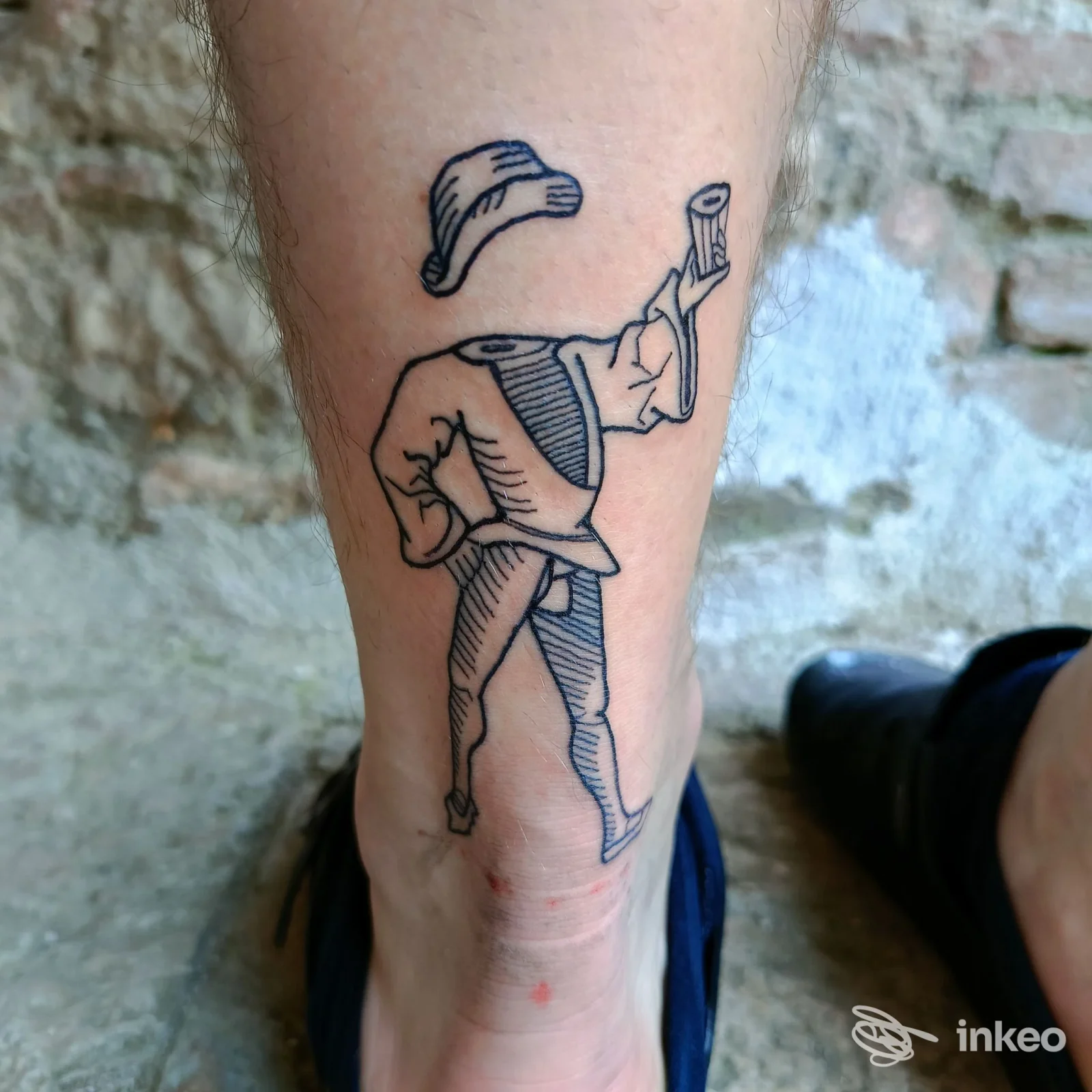 Tatuaggio linework su caviglia/gamba inferiore, La Torre Tattoo Studio, San Vito di Leguzzano.
