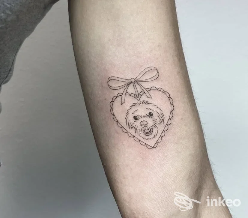 Tatuaggio linework a forma di cuore con volto di cane sull'avambraccio, laboratorio LABORATORIO TATTOO, Treviso.