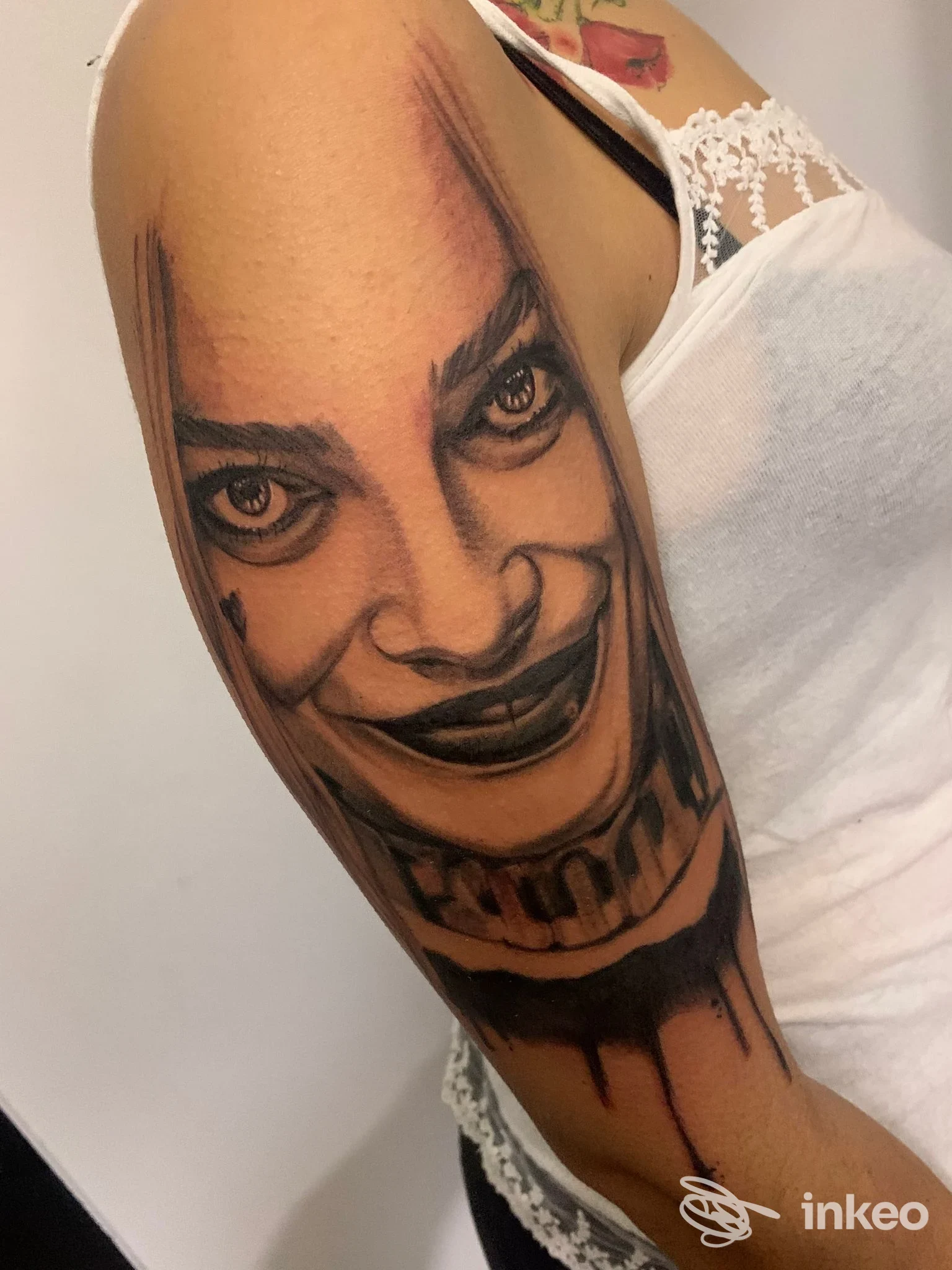 Grande tatuaggio ritratto in bianco e nero sul braccio superiore, foto fornita da Le Maxim - Tattoo Studio, Castelfranco Veneto.