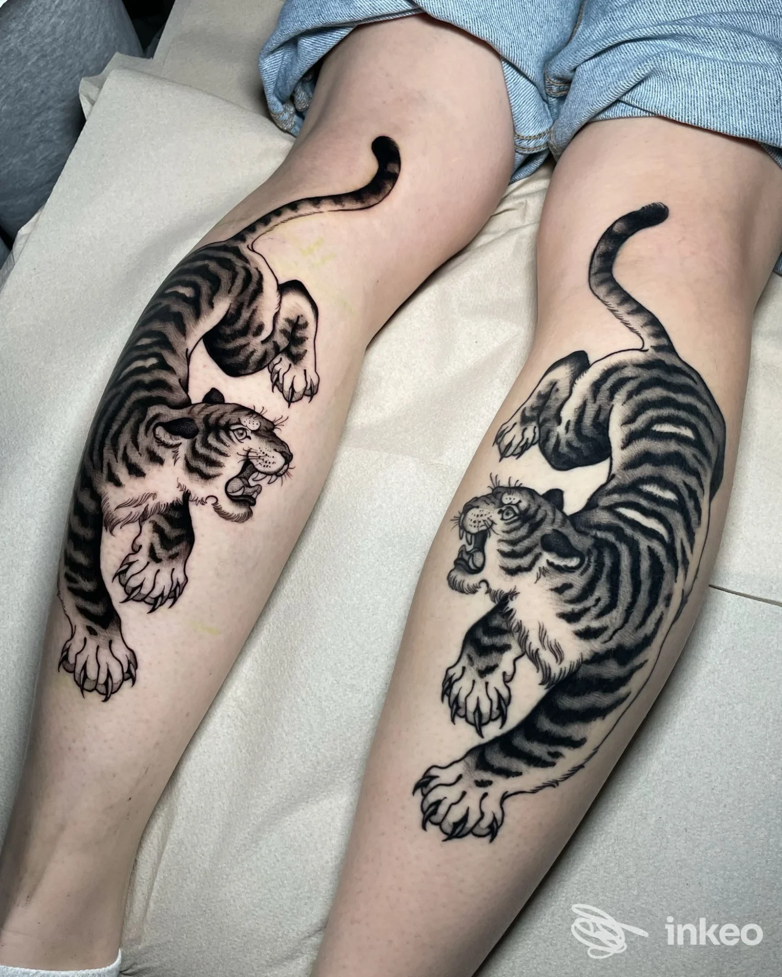 Due tigri tatuate a inchiostro nero sui polpacci, foto dallo studio MadSurgery Tattoo a Preganziol.