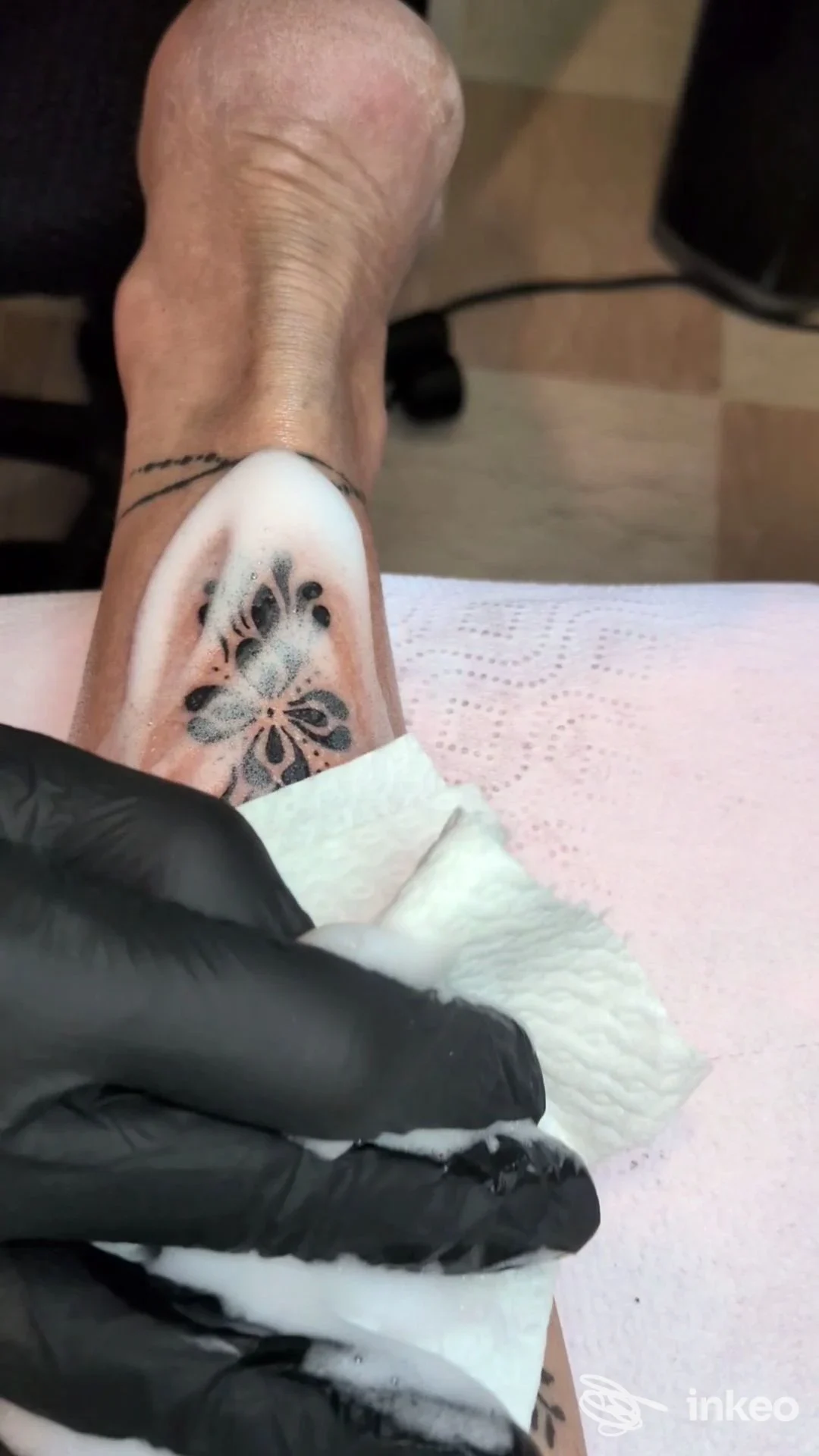 Tatuaggio floreale in bianco e nero sulla caviglia, pulito dal tatuatore presso Male d'Inchiostro Tattoo Studio, Bassano del Grappa.