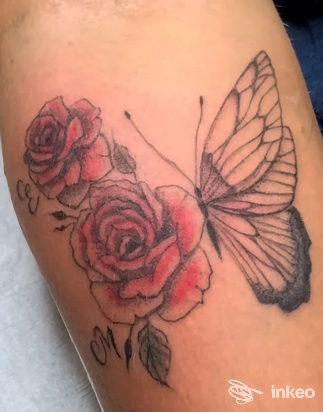 Due rose con ala di farfalla tatuate sull'avambraccio, lavoro di Mara Tattoo a Noventa di Piave.