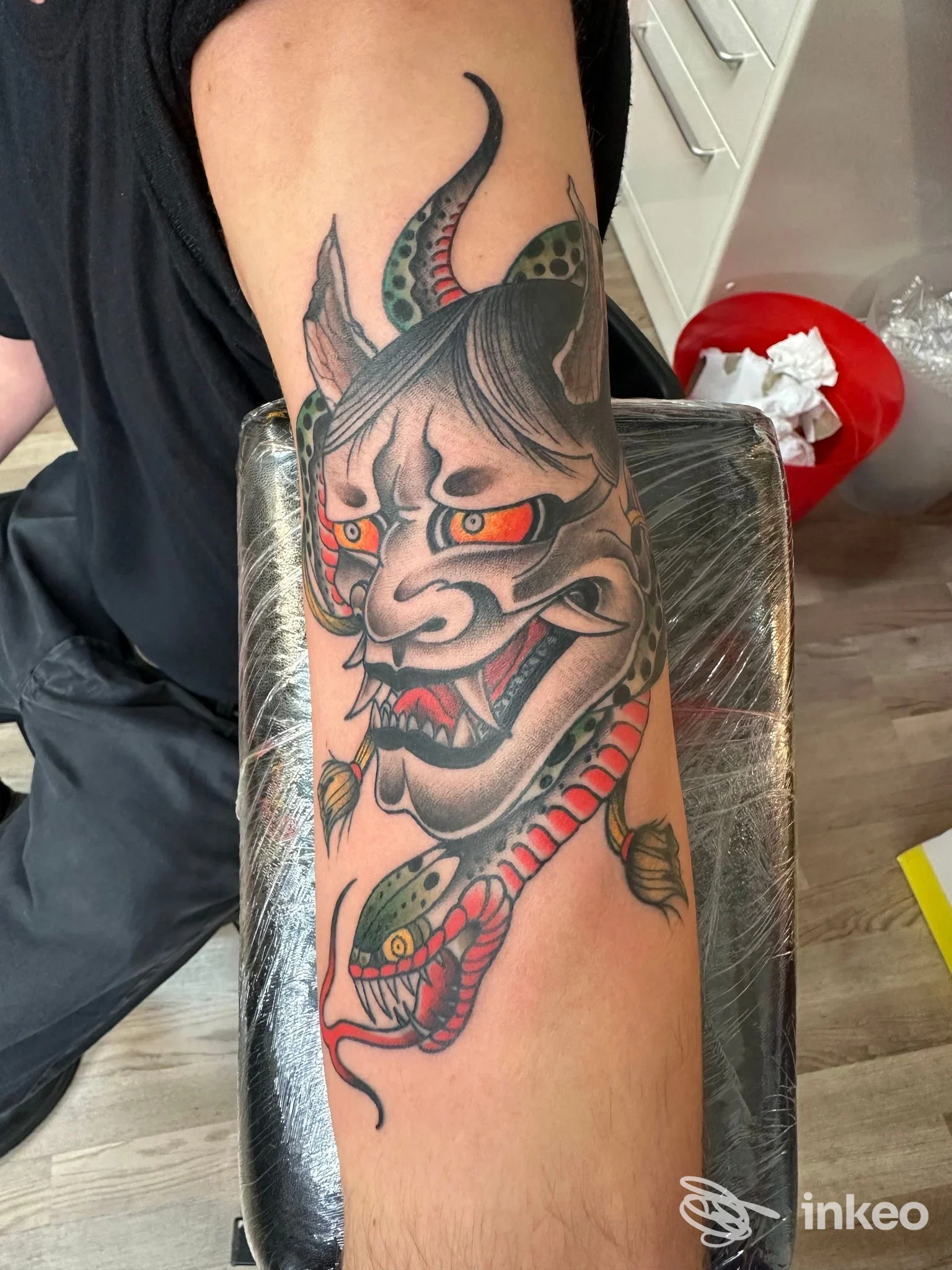 Tatuaggio sull'avambraccio con maschera Hannya e serpente, foto dallo studio NOTconventionalTATTOO a Vittorio Veneto.
