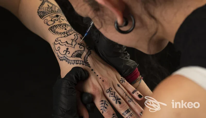 Dettaglio di un tatuaggio in lavorazione sul dorso della mano, foto scattata in studio Nazca Tattoo a Vigonza.