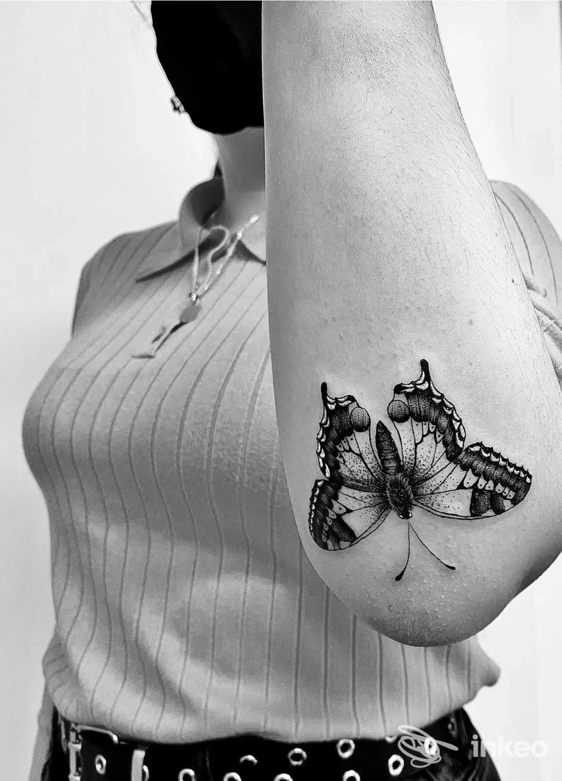 Tatuaggio a forma di farfalla in inchiostro nero sul gomito destro, foto inviata da Matteo Berna Tattoo Studio a Cornedo Vicentino.