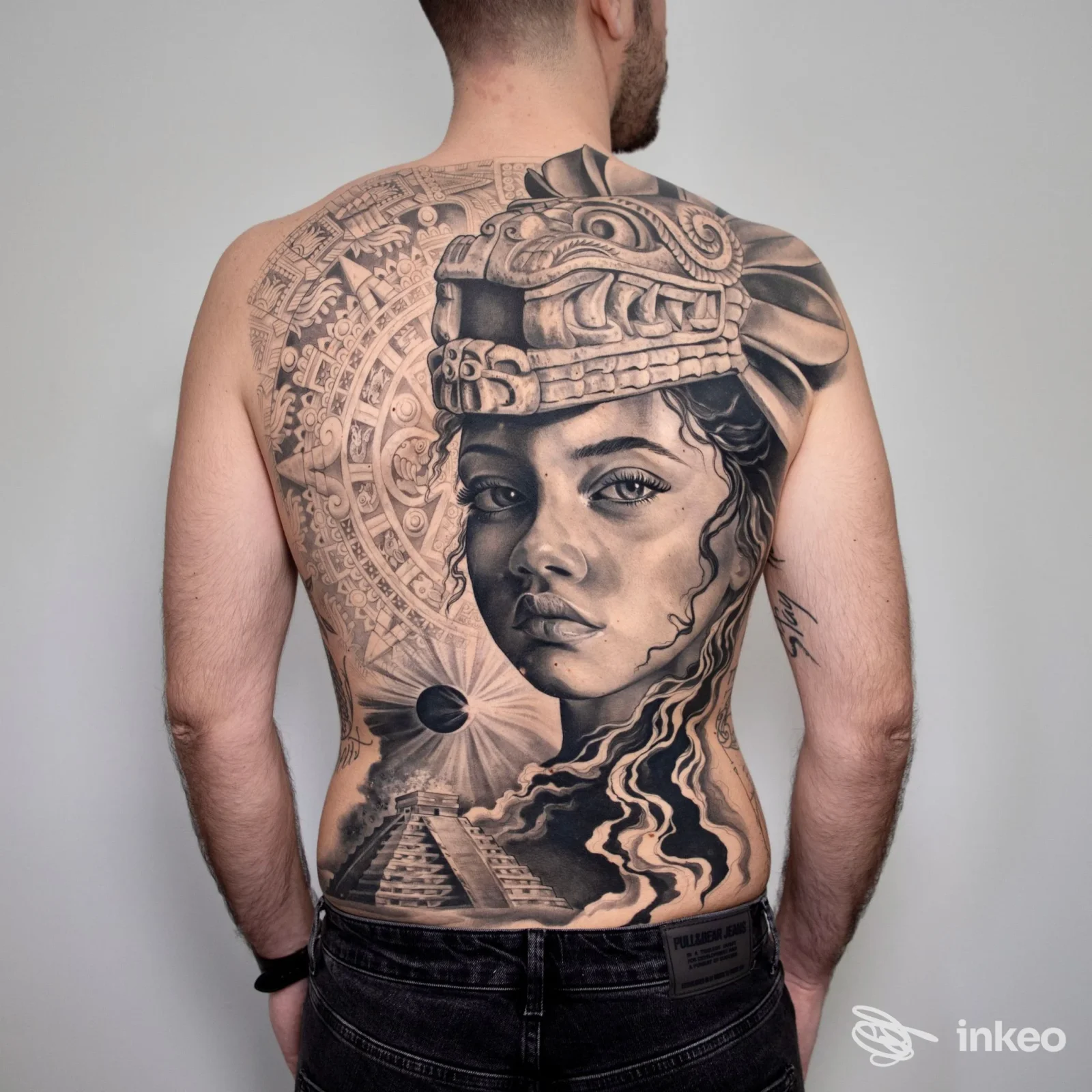 Ampia schiena tatuata con ritratto femminile realistico e motivi Maya; foto inviata da Nessuna Lacrima Tattoo Studio, Belvedere.