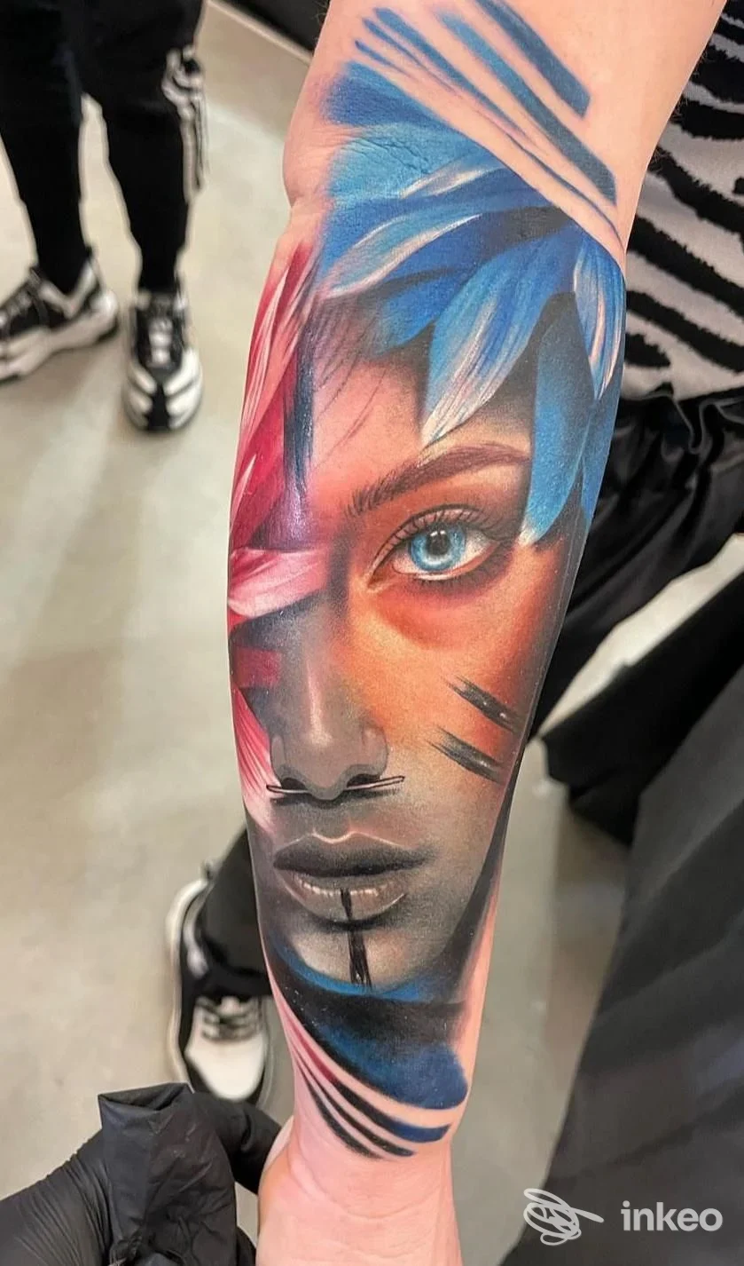 Grande tatuaggio ritratto a colori sull'avambraccio realizzato da NiMa Piercing Tattoo e... ad Asolo.