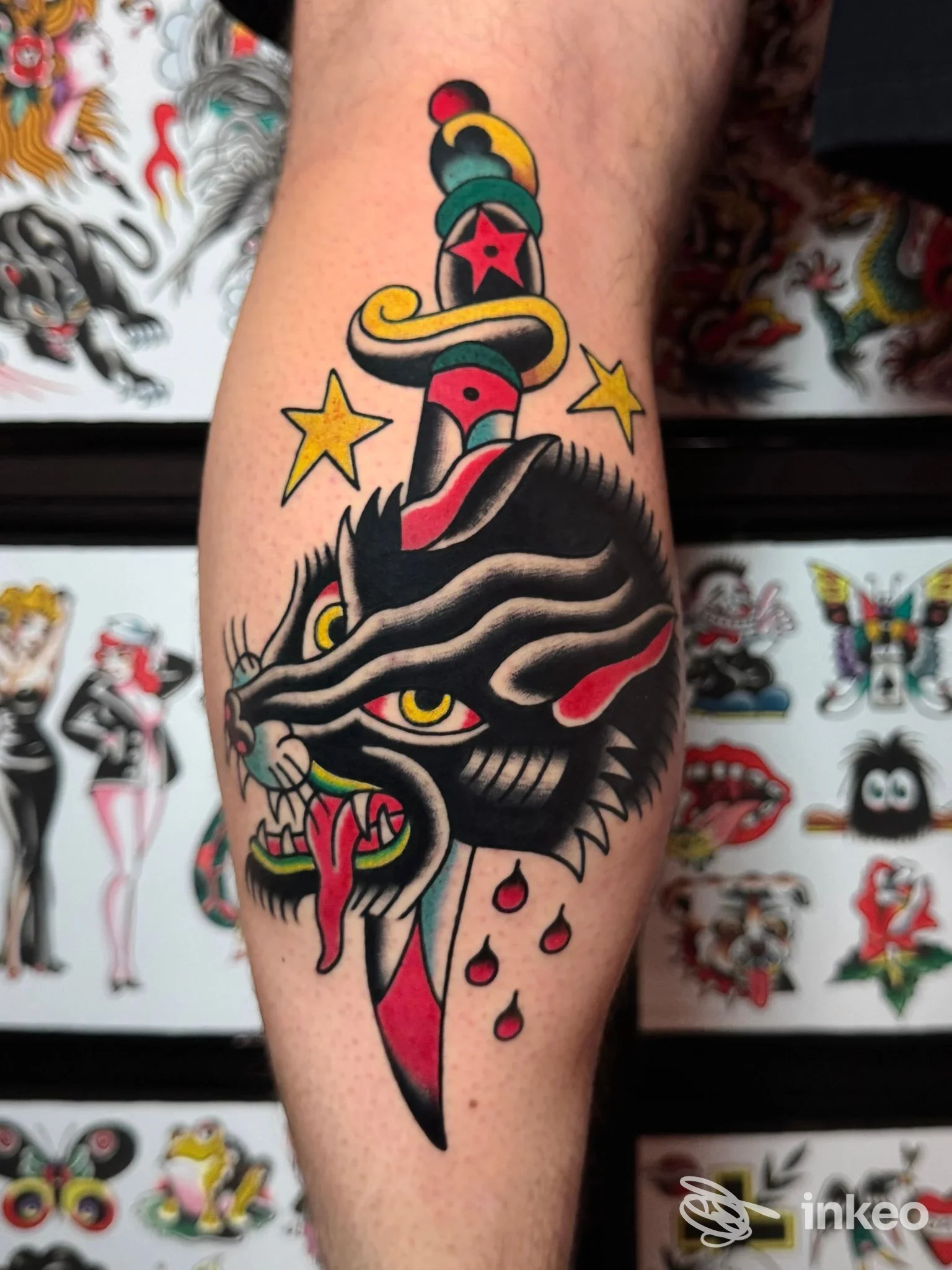 Tatuaggio tradizionale su polpaccio: pantera trafitta da pugnale, foto proveniente da Ninetyfour Tattoo Shop, Verona.