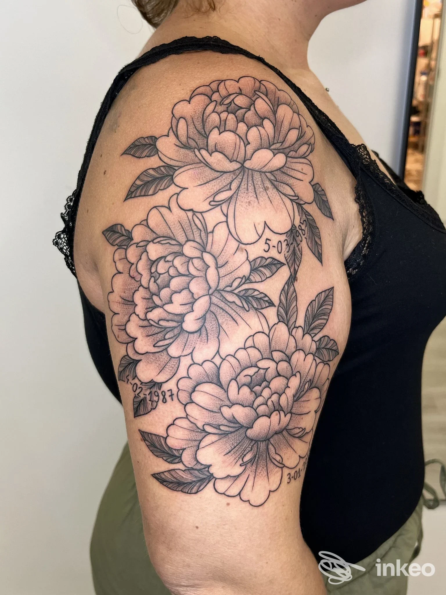 Grande tatuaggio floreale sul braccio e spalla, realizzato da Nonsense Tattoo di Alessandro Marangon a Mira.