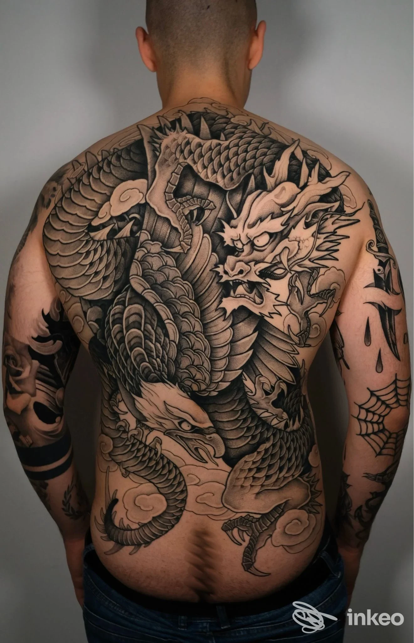 Ampia schiena tatuata con drago nero/grigio, foto inviata da ORONERO tattoo studio a Rubano.