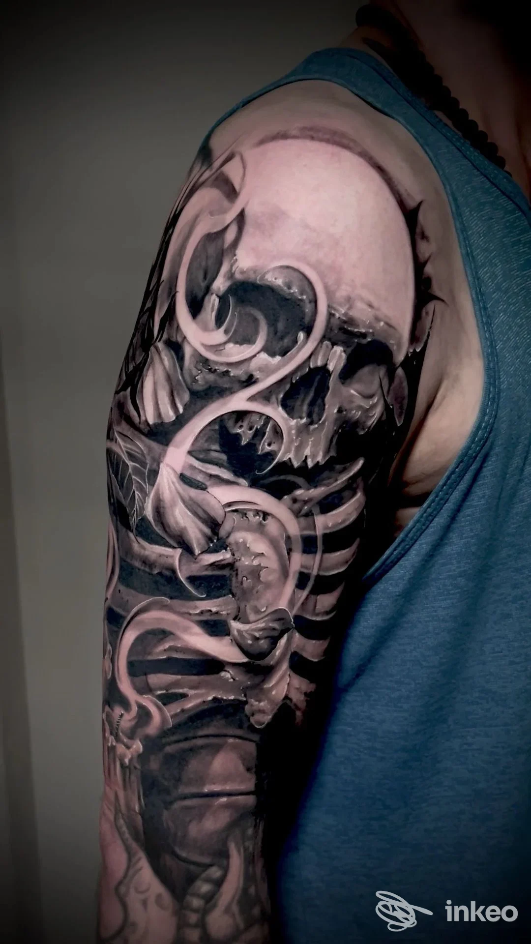 Grande tatuaggio realistico di teschio su braccio e spalla, foto di Pepper In Flame Tattoo e Piercing, Treviso.