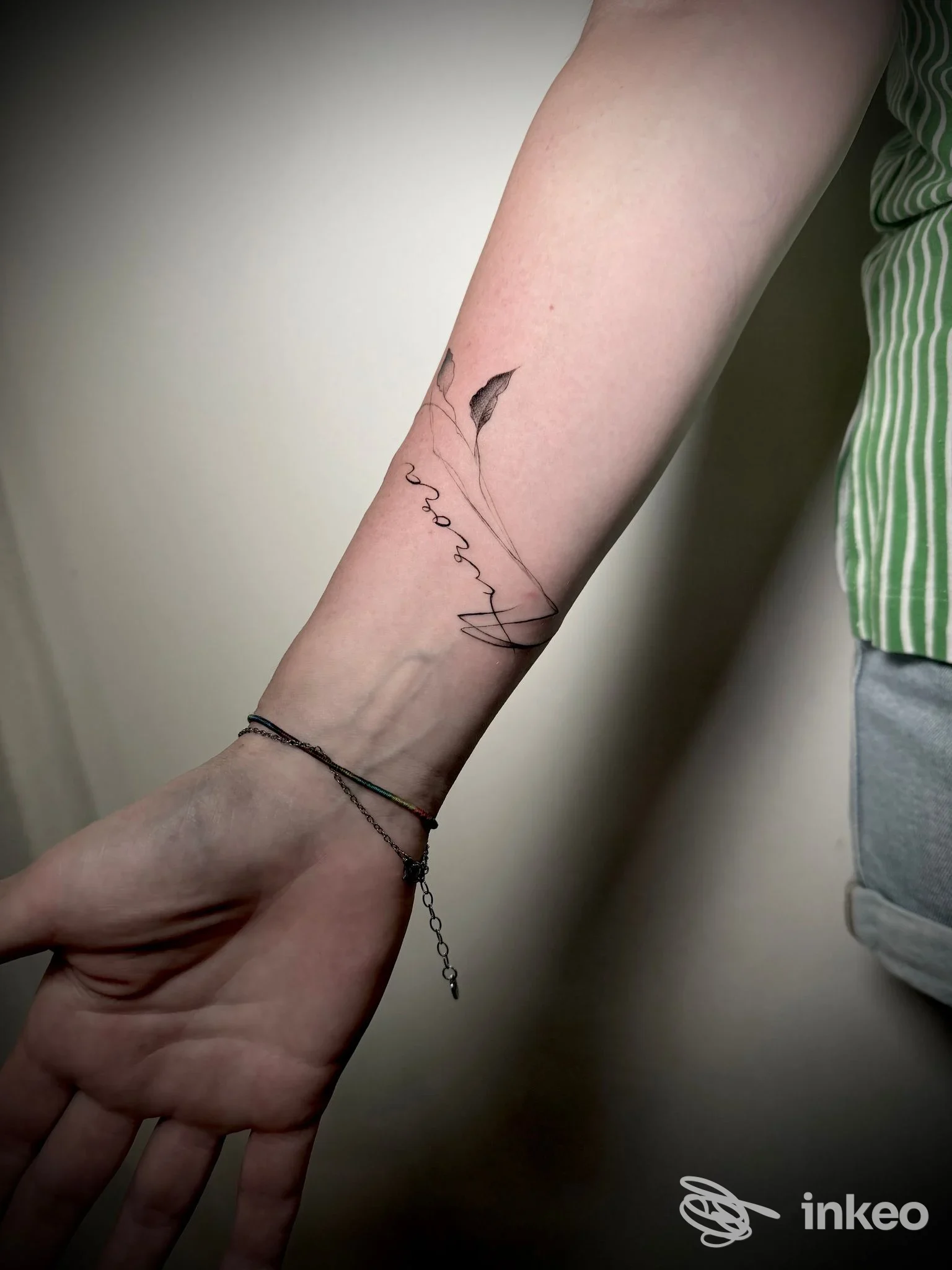 Dettaglio avambraccio con tatuaggio minimal di foglia e linee sottili, foto per Pepper In Flame Tattoo e Piercing, Treviso.