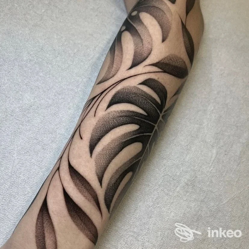 Avambraccio con tatuaggio ornamentale a foglie in dotwork, realizzato da Pepper In Flame Tattoo e Piercing a Treviso.