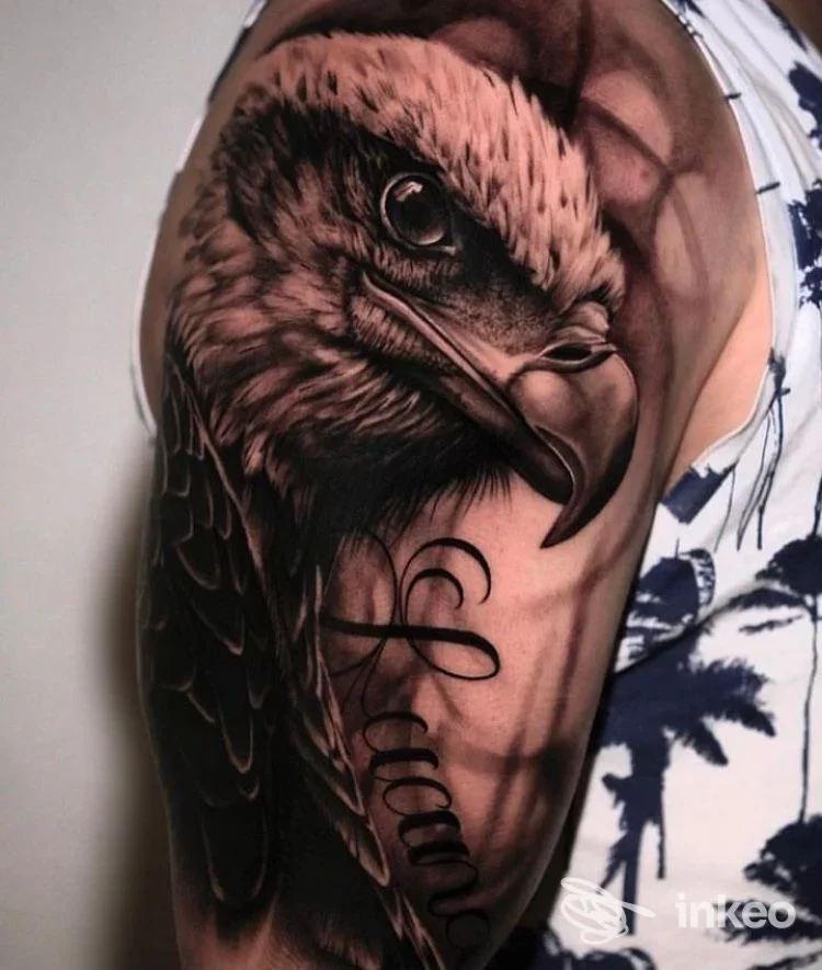 Tatuaggio realistico di un'aquila sul braccio superiore, foto per SYMBOLS - Professional Body Piercing & Walk-in Tattoo Shop, Verona.