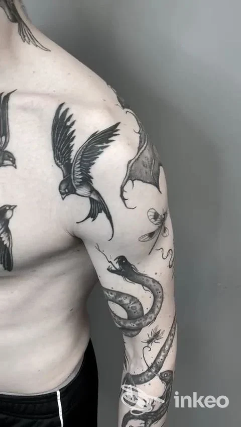 Dettaglio di tatuaggi in bianco e nero su petto, spalla e braccio - Old Ink Tattoo Studio, Rovigo.