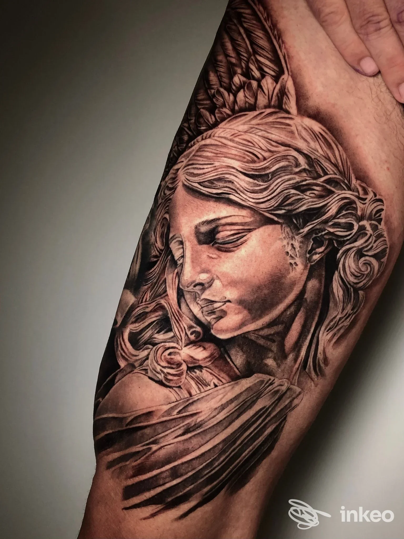Tatuaggio realistico su avambraccio raffigurante volto scultoreo, Sanctumtattooshop, Borso del Grappa.