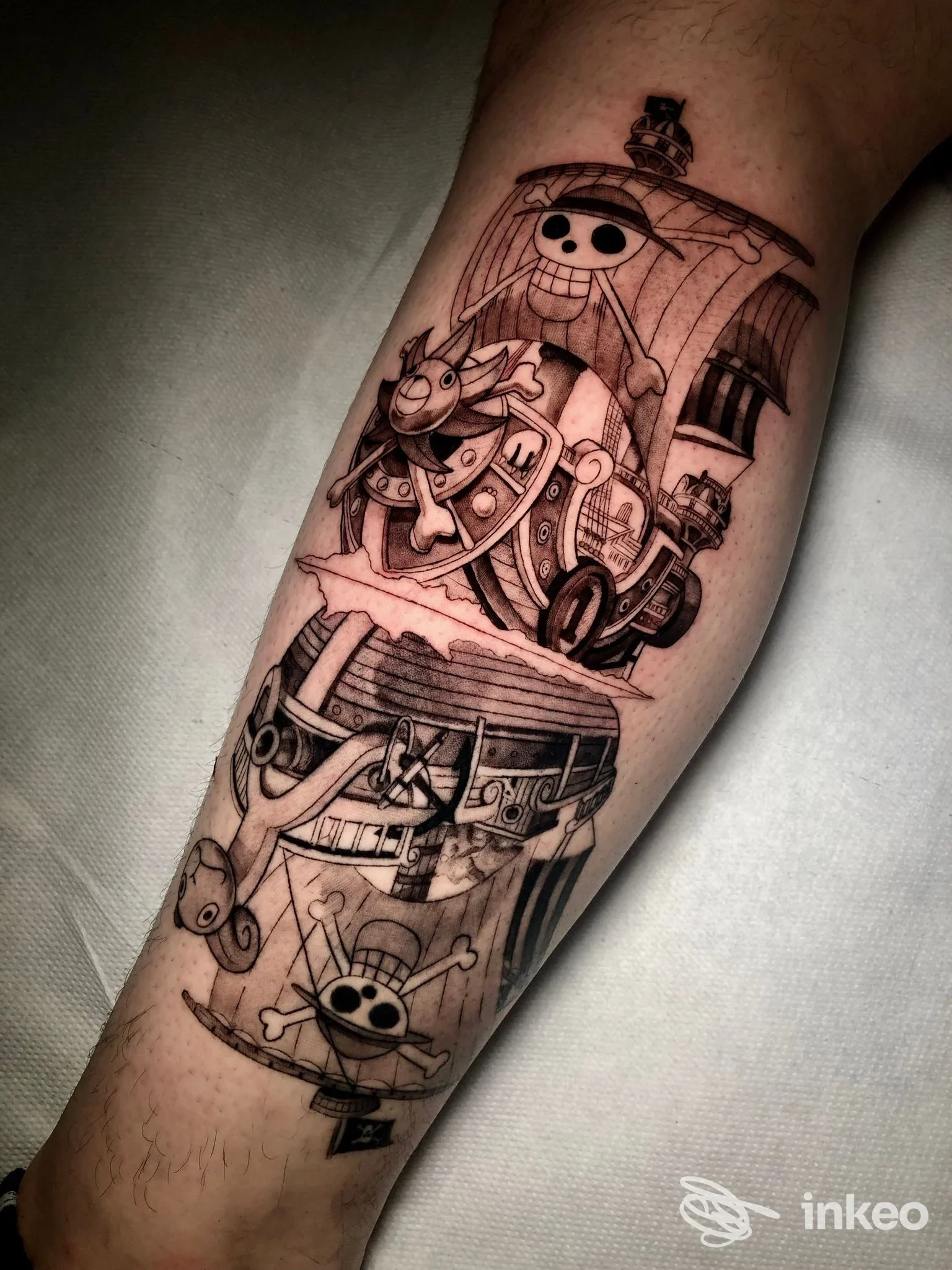 Tatuaggio dettagliato su avambraccio con nave e Jolly Roger, Sanctumtattooshop, Borso del Grappa.