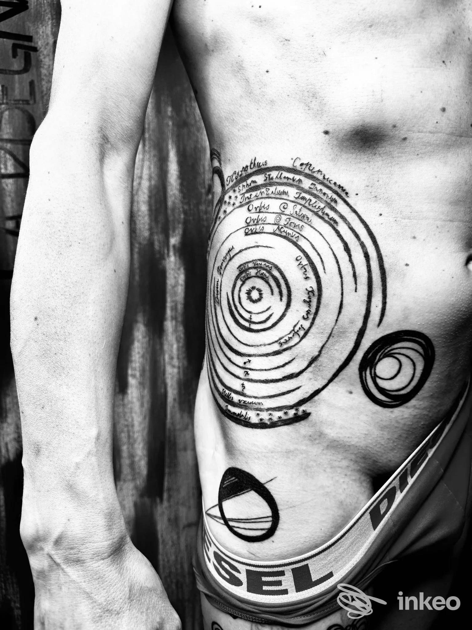 Dettaglio del fianco con tatuaggi concentrici, immagine fornita dallo Studio Tattoo LA DISEGNATRICE a Trissino.