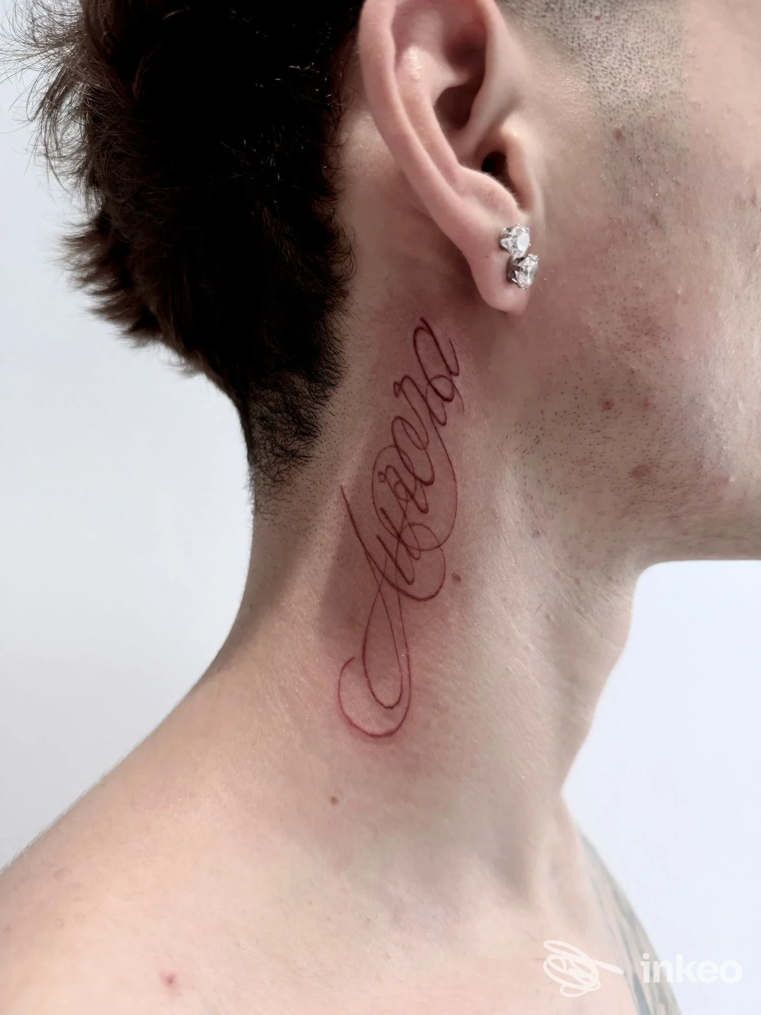 Primo piano di un tatuaggio calligrafico sul collo, foto fornita da Studio53 tattoo shop a Codiverno.