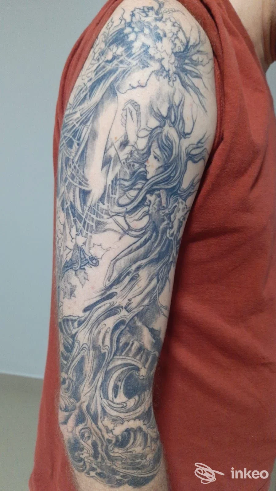 Braccio tatuato con manica in stile illustrativo black-and-grey, foto fornita dallo studio Tattoo'S Power a Peschiera del Garda.