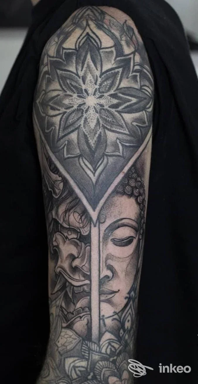 Mezza manica black & grey con mandala sulla spalla e volti ornamentali sull'avambraccio. Tattoo'S Power, Peschiera del Garda.