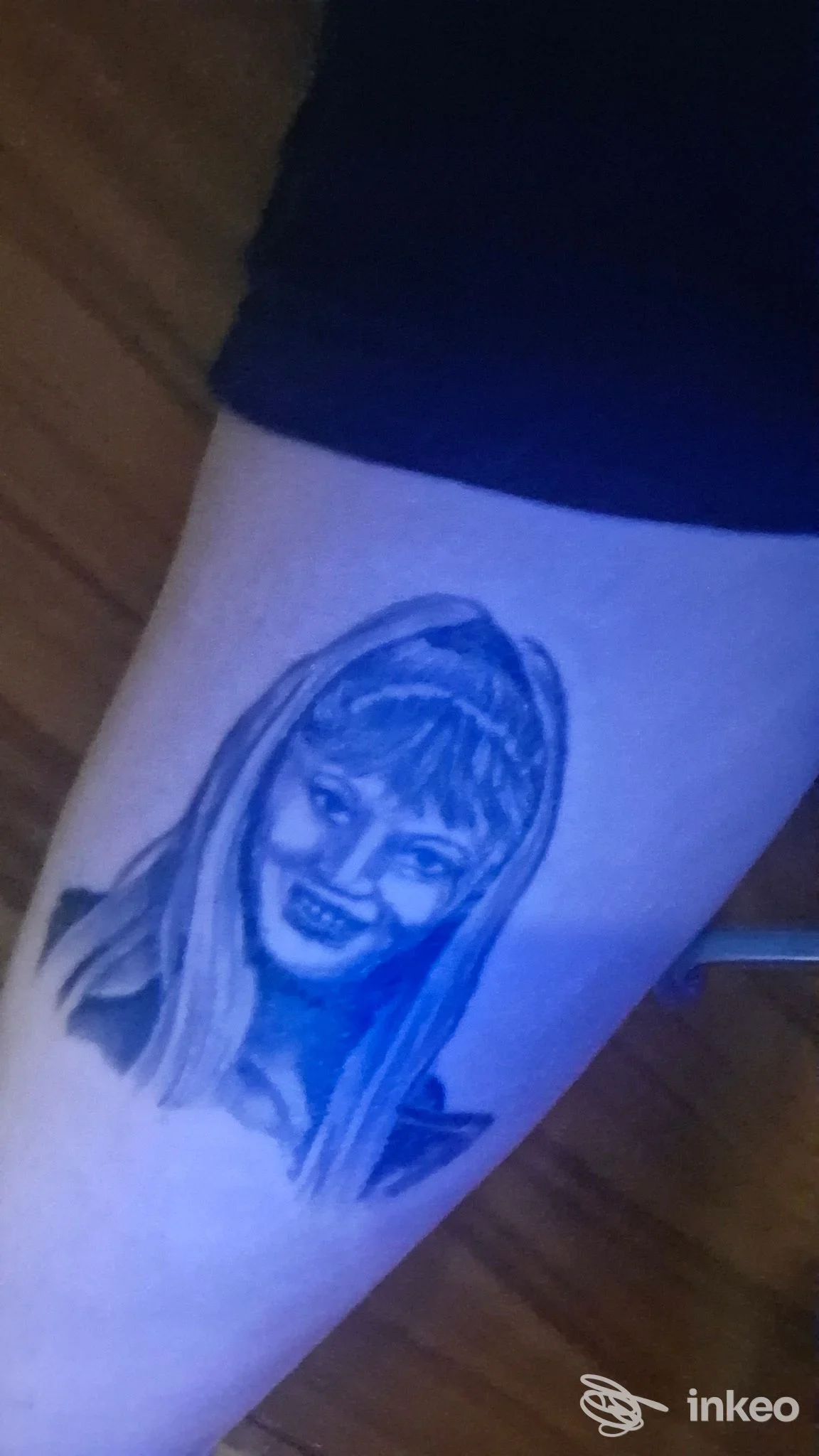 Tatuaggio a ritratto sul polpaccio, eseguito da Tattoo Shock a Ponte Nelle Alpi; ritratto femminile in bianco e nero su pelle reale.