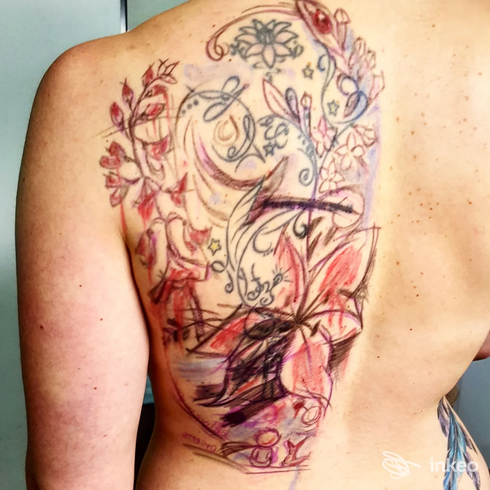 Ampio tatuaggio floreale sulla schiena, foto inviata da Tattoo Shock a Ponte Nelle Alpi.