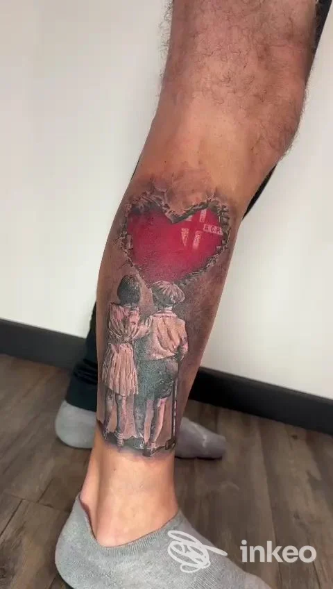 Tatuaggio sul polpaccio con tre bambini abbracciati e un grande cuore rosso; Tattoo Studio Santi E Peccatori, Padova.