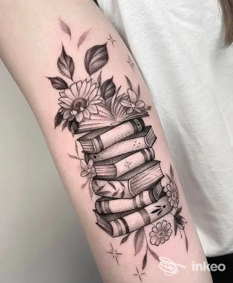 Tatuaggio a inchiostro nero e grigio di libri e fiori su avambraccio, TattooLAB Oderzo, Oderzo.