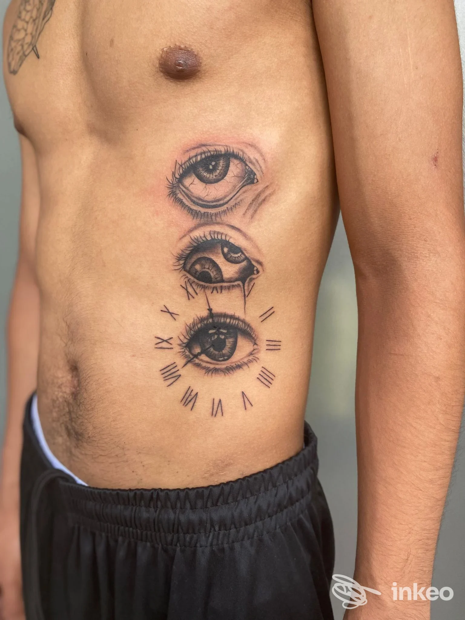 Tre grandi tatuaggi a inchiostro nero raffiguranti occhi disposti sul fianco, foto inviata da The Chico's tattoo a Rosà.