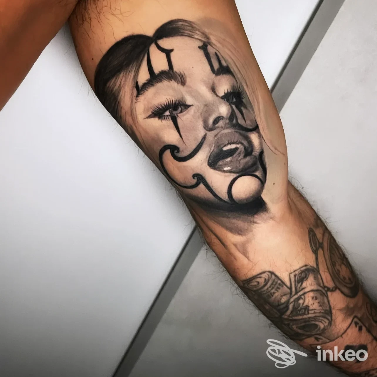 Tatuaggio realistico in bianco e nero di un volto femminile sull'interno bicipite, The Saloon Tattoo Studio, Venezia.
