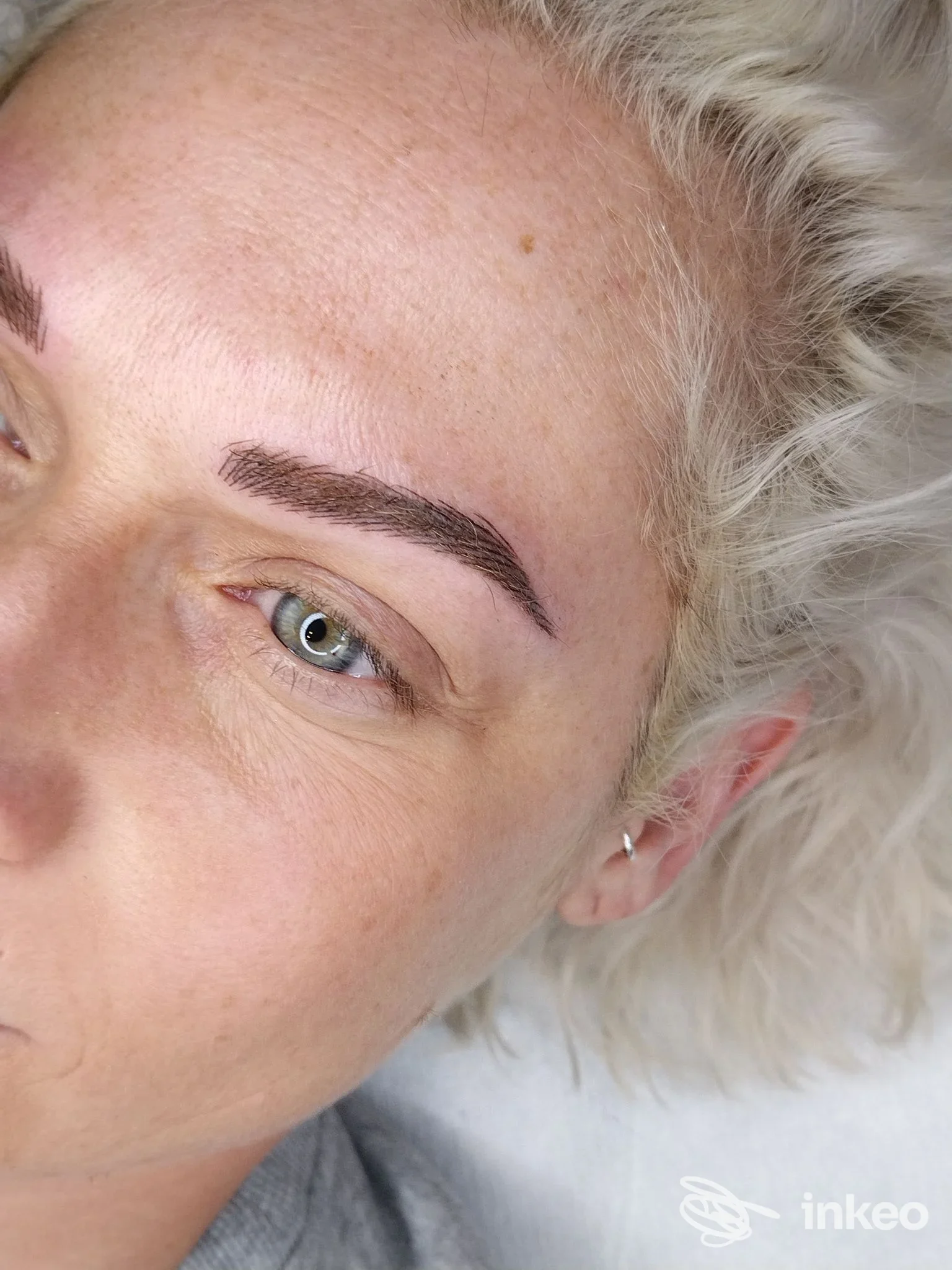 Primo piano di sopracciglia appena trattate con trucco permanente di Favretto Giada a Riese Pio X.