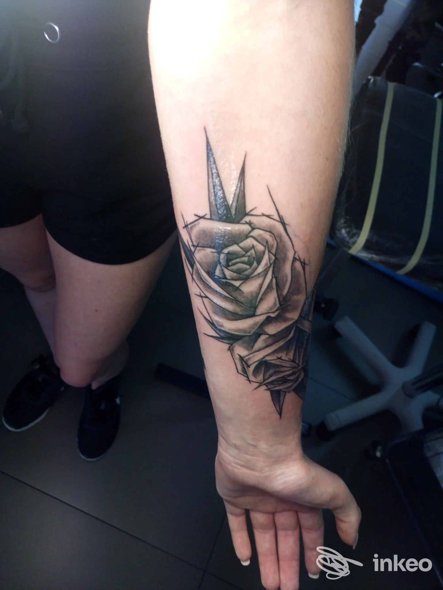 Avambraccio con tatuaggio realistico di rose in bianco e nero, foto fornita da VIDA Tattoo Studio a Caorle.