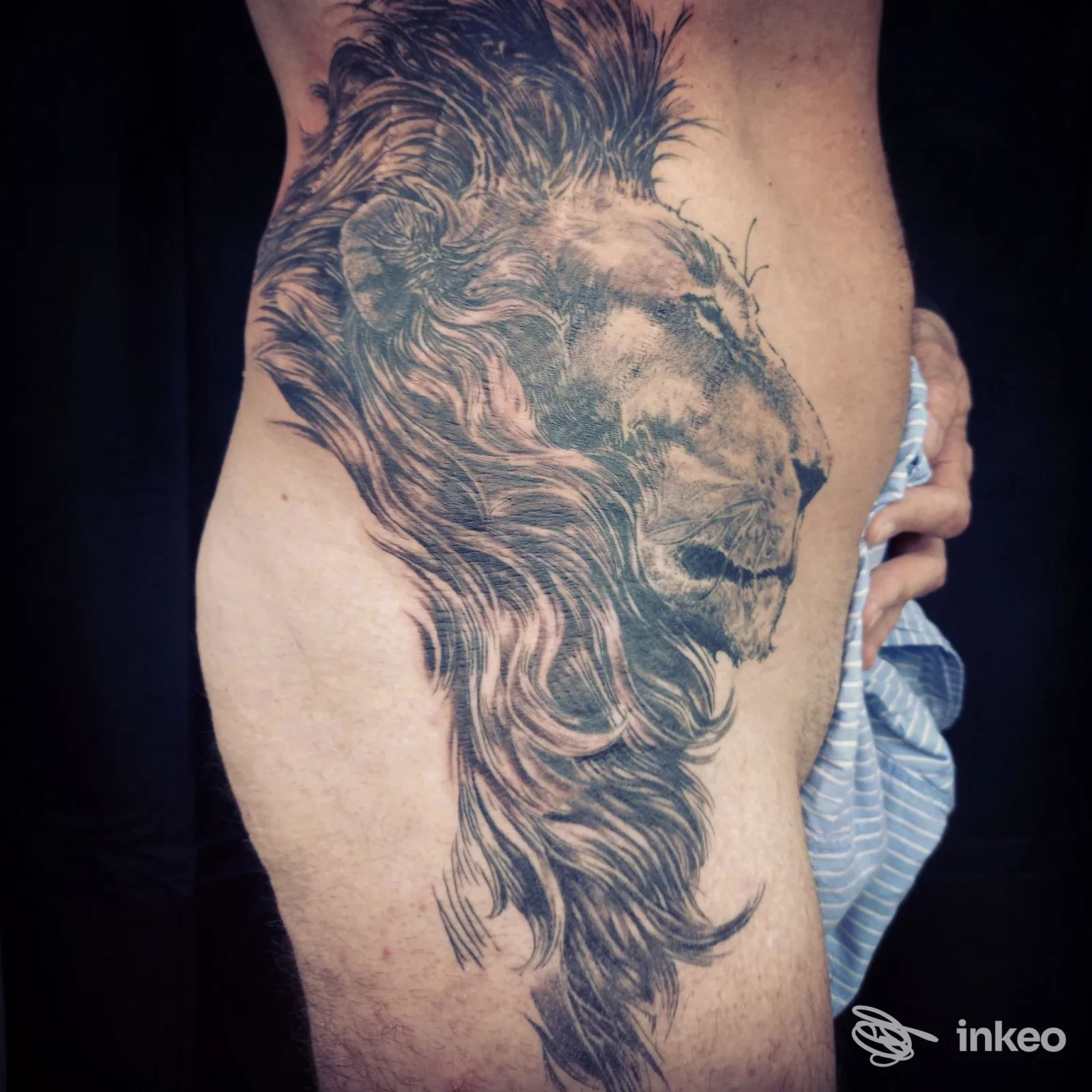 Ampio tatuaggio realistico in bianco e nero a forma di testa di leone sul fianco, foto fornita da VIDA Tattoo Studio, Caorle.