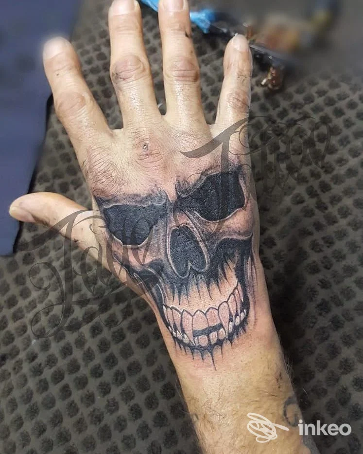 Tatuaggio teschio realistico sul dorso della mano, realizzato da Zago Tattoo a Vo'.