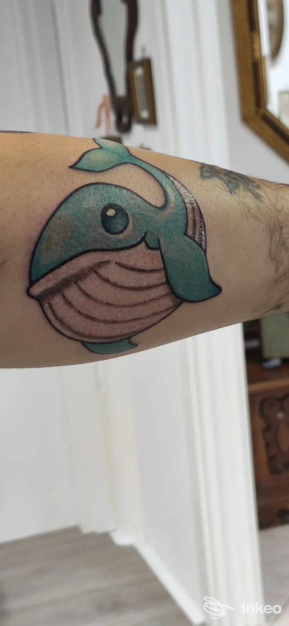 Foto di un tatuaggio a forma di balena stilizzata sull'avambraccio, realizzato da Zago Tattoo a Vo'.