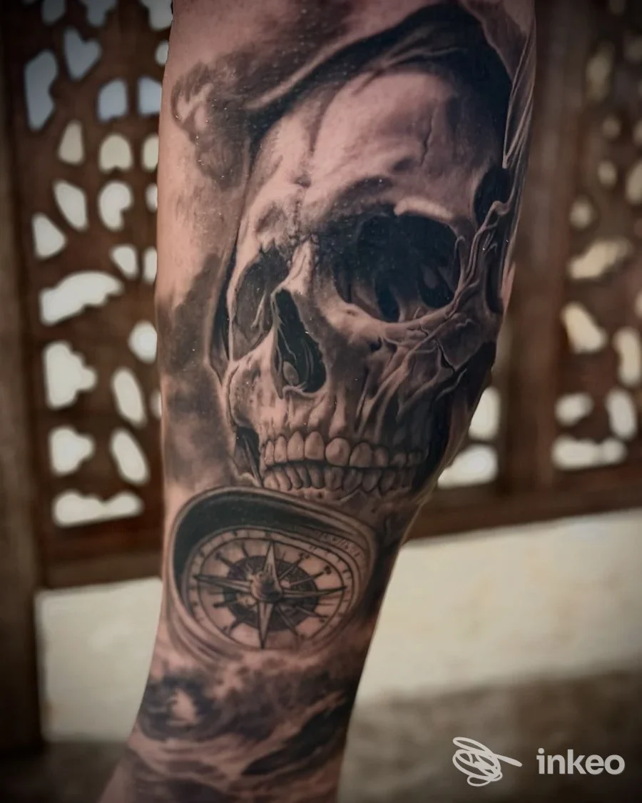 Tatuaggio realistico in bianco e nero di teschio e bussola sull'avambraccio, Atavic Tattoo di Ugo Zuccaro, Rionero in Vulture.