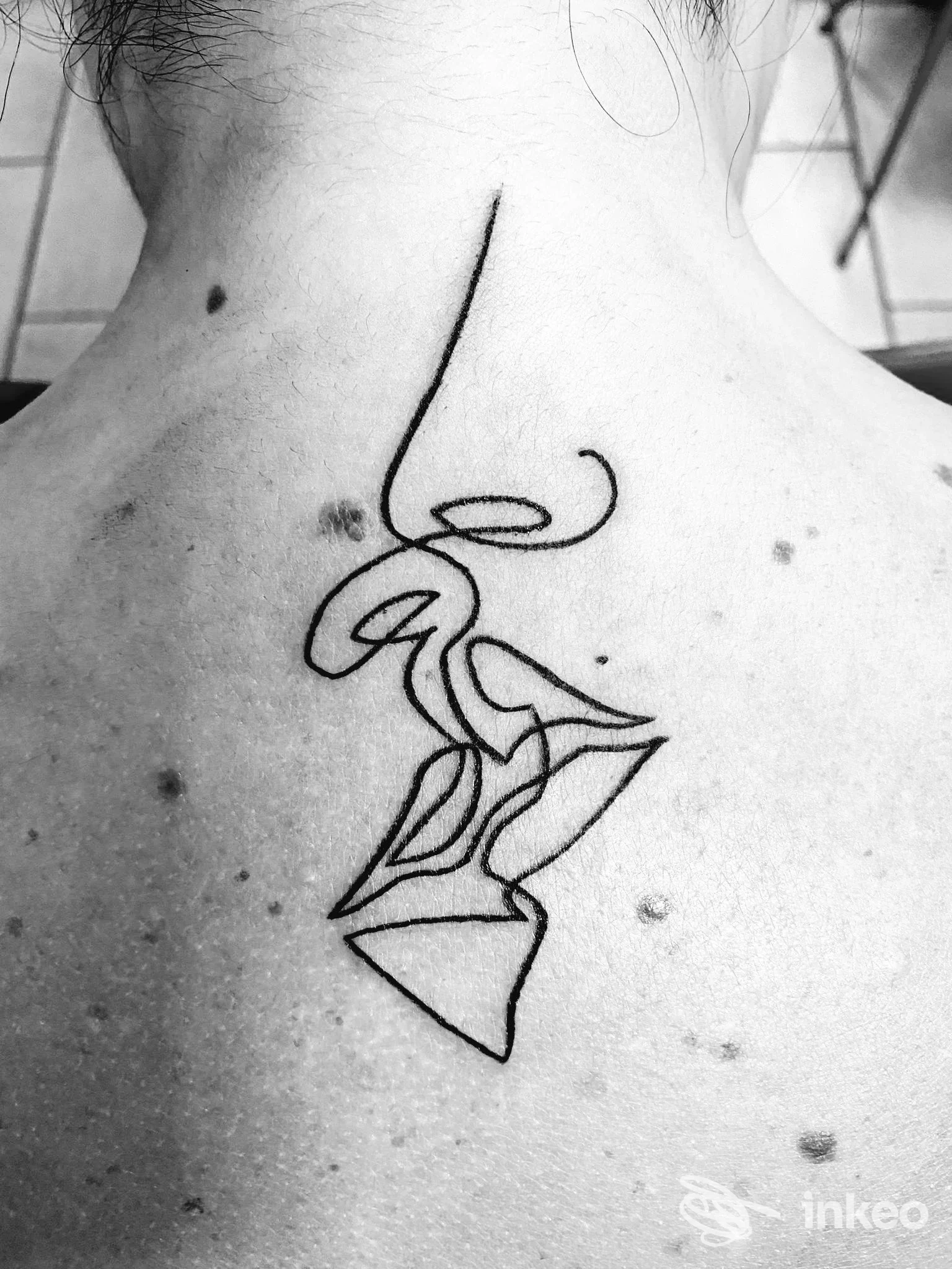 Tatuaggio linework minimalista sul retro del collo, Five Roses Tattoo Ink, Pisticci.