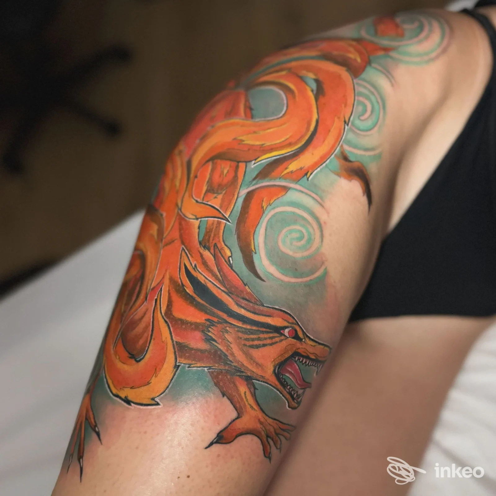Grande tatuaggio colorato sul braccio e spalla, fotografia dello studio Bloody Velvet Tattoo Shop a Marsicovetere.