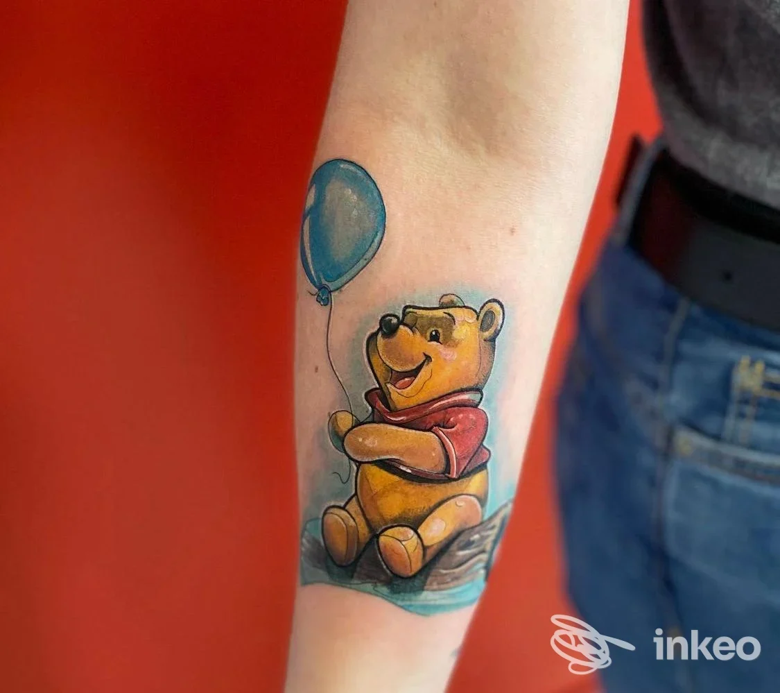 Tatuaggio su avambraccio con orsetto in stile cartone che tiene un palloncino, Bloody Velvet Tattoo Shop, Marsicovetere.