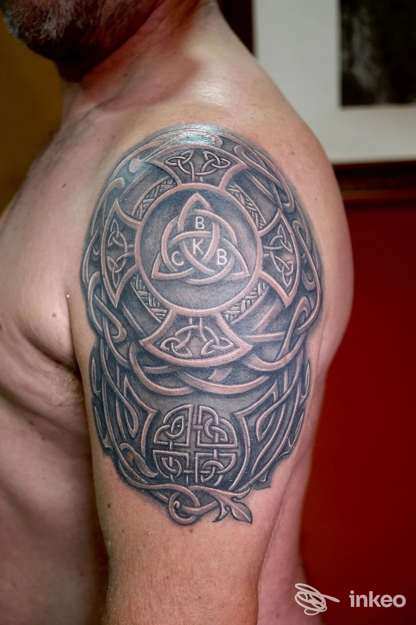 Tatuaggio celtico in bianco e nero sulla spalla e braccio superiore, foto fornita da Deep South Art TATTOO studio, Bernalda.