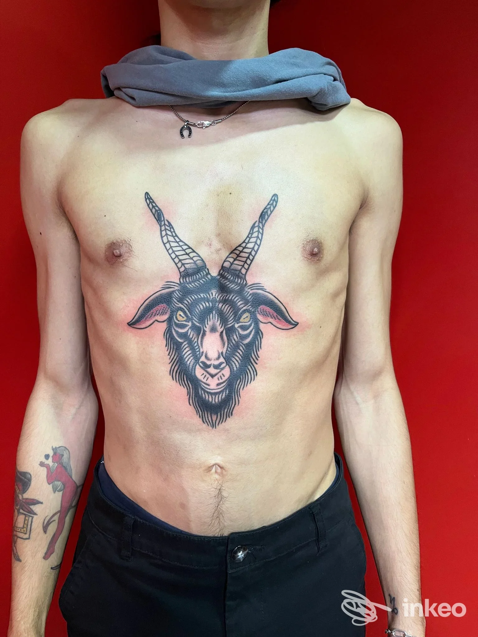 Tatuaggio sul petto raffigurante una testa di capra in nero su torace maschile, foto realizzata presso Deep South Art TATTOO, Bernalda.