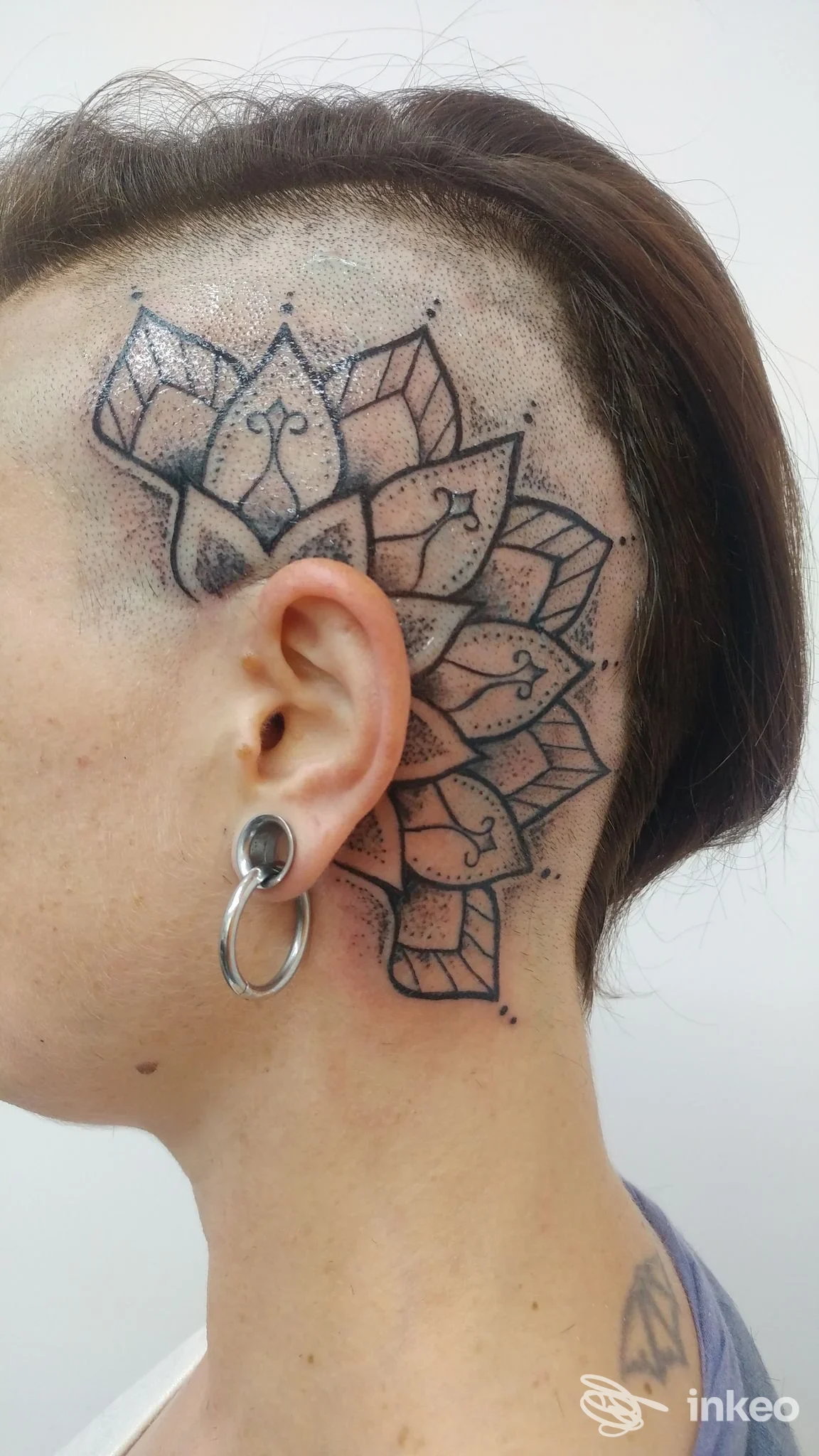 Tatuaggio mandala nero sul lato della testa dietro l'orecchio, fotografia fornita da Gino Tattoo - Art Bikers a Potenza.